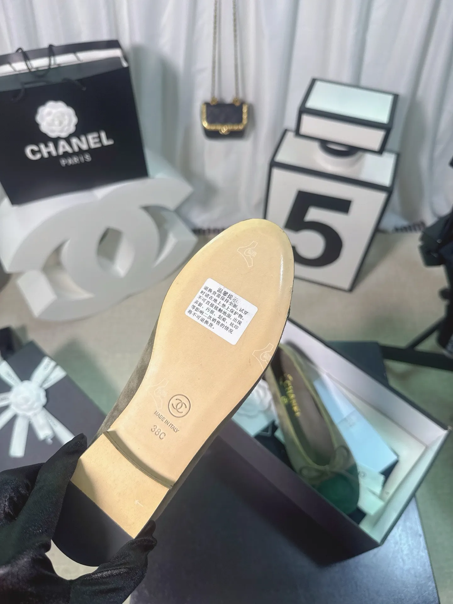 👟👟Ex-factory price 480👟👟 Generation * grade 25s Chanel fragrance is beautiful Maillard color back hollow Sling-back sandals flat/thick heel/high heel Sling-back came out in 1957, and then the two-tone design became a Chanel classic! Very suitable for spring and summer🩰 The two-color design is simple and exquisite, with a square toe and generous temperament. It visually lengthens the leg line. The color of the toe creates a sense of color difference. The back lace design is simple and elegant. It is a classic model that can be worn for hundreds of years. It is worth buying!! Upper: Customized metallic sheepskin. Inner pads: imported sheepskin. Heel height: ballet shoes. Sole: Italian A-grade genuine leather outsole. Size: 35-39 (34.40.41.42.43 is custom-made and non-returnable)